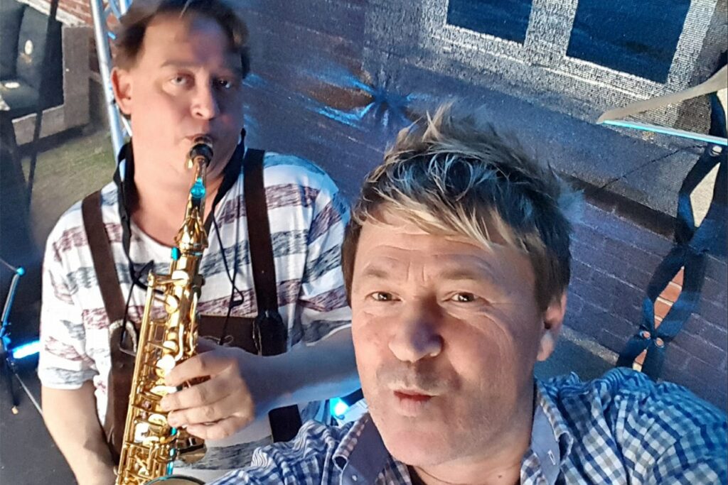 Hanni & Micha liefern auf Bühne 2 eine Live-Show mit Saxophon, Klarinette und Gesang von Volksmusik über Rock bis Schlager.