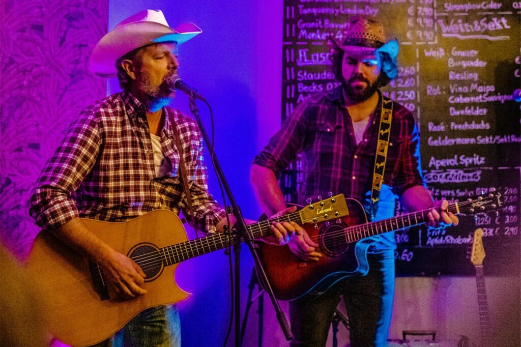 Jochen Schade und Kai Wälken performen auf Bühne 2 ihre besten Songs.