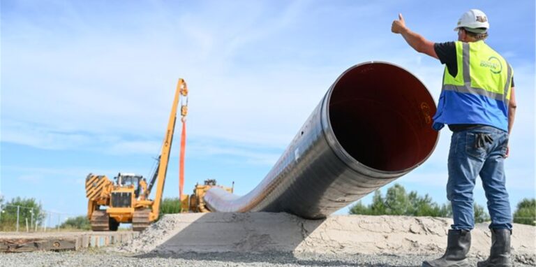 Eine Baumaschine verlegt Rohre für die LNG-Anbindung.