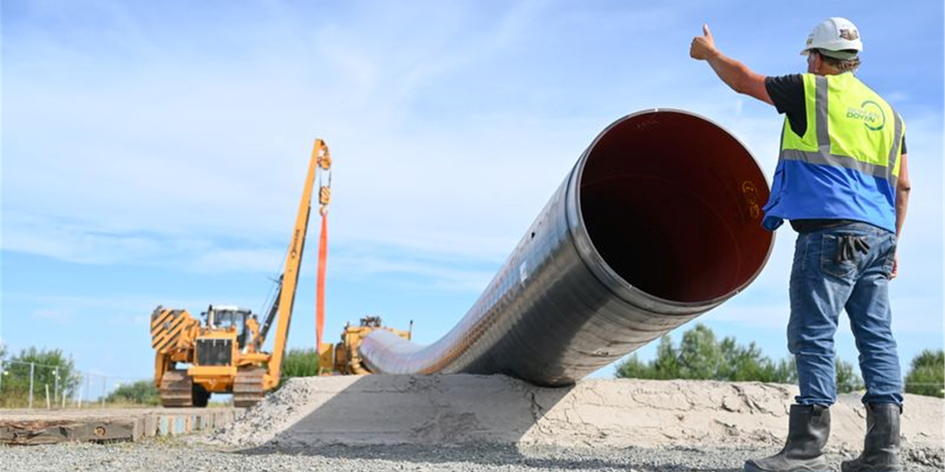 Eine Baumaschine verlegt Rohre für die LNG-Anbindung.