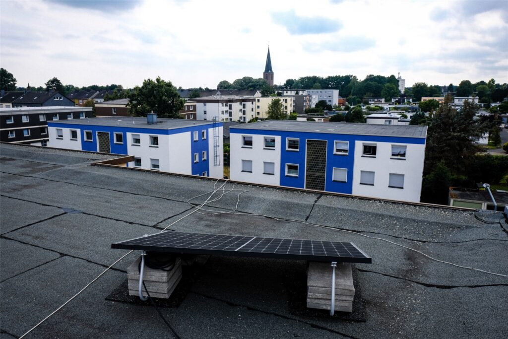Mieter können die Mini-Solaranlage alternativ zum Dach auch auf ihrem Balkon oder auf der Terrasse installieren. Mieter können die Mini-Solaranlage alternativ zum Dach auch auf ihrem Balkon oder auf der Terrasse installieren.
