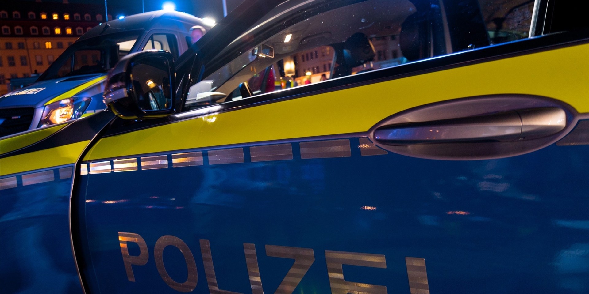Zwei Streifenwagen mit Blaulicht
