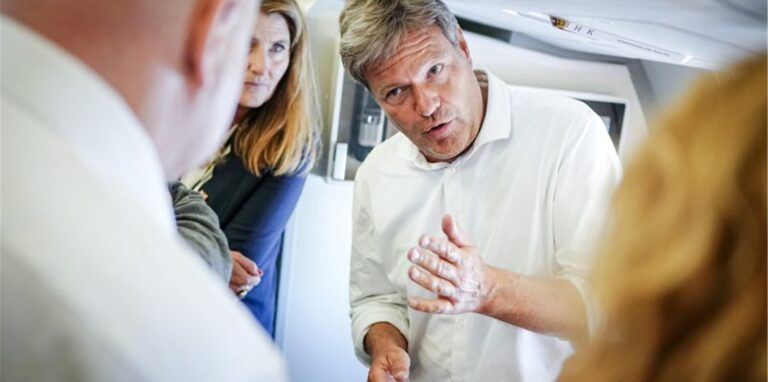 Wirtschaftsminister Robert Habeck spricht auf dem Flug nach Kanada mit Journalisten – ohne Mundschutz.