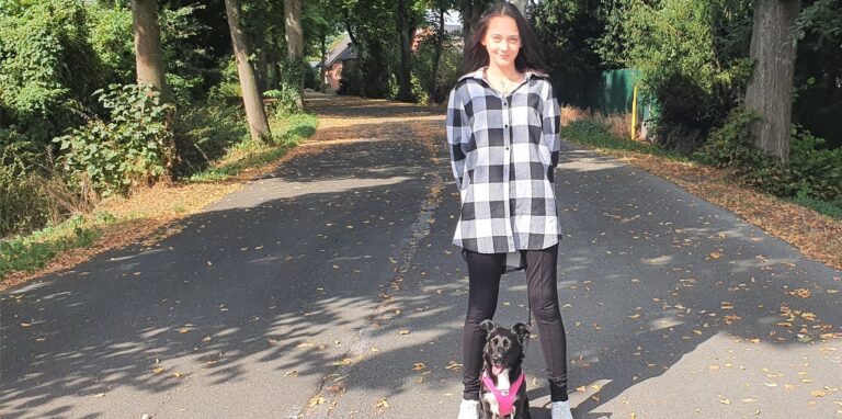 Leah macht sich sorgen um ihre Hündin Chibi. Schon mehrfach wurde Chibi beim Gassi gehen von anderen Hunden attackiert.