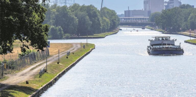 Ein Schiff fährt auf dem Dortmund-Ems-Kanal.