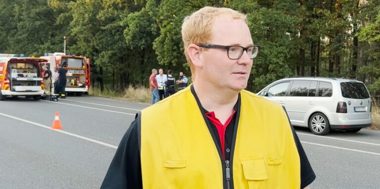 Haupteinsatzleiter Stephan Steinkamp von der Feuerwehr Dorsten zum Waldbrand an der A31 und B 224