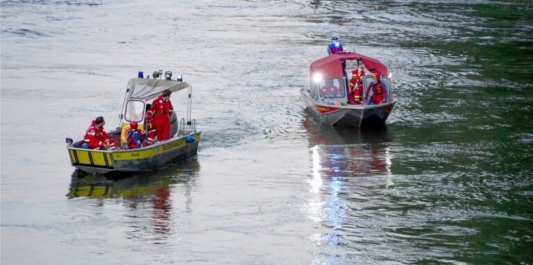 Nach einem mutmaßlichen Badeunfall suchen Einsatzkräfte der Wasserrettung in Regensburg auf der Donau nach einem 25-jährigen Mann.