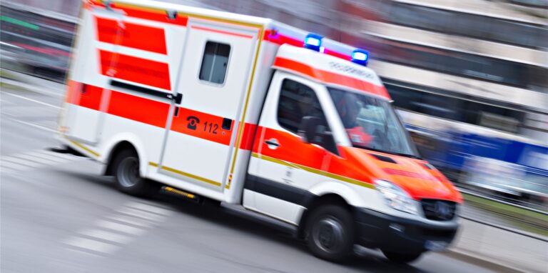 Ein Rettungswagen fährt mit Blaulicht