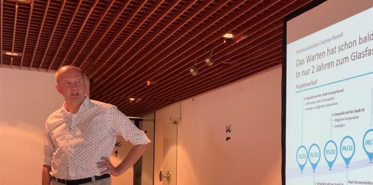 Peter Brautlecht (Regionalmanager Westenergie Breitband) spricht im Digitalisierungsausschuss über den Glasfaserausbau in Castrop-Rauxel.