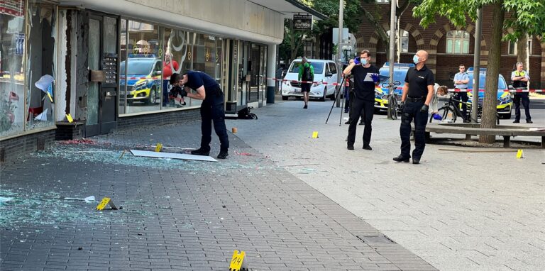 In Oberhausen ist ein Büro durch eine Explosion beschädigt worden. Beamten der KTU untersuchen den Tatort.