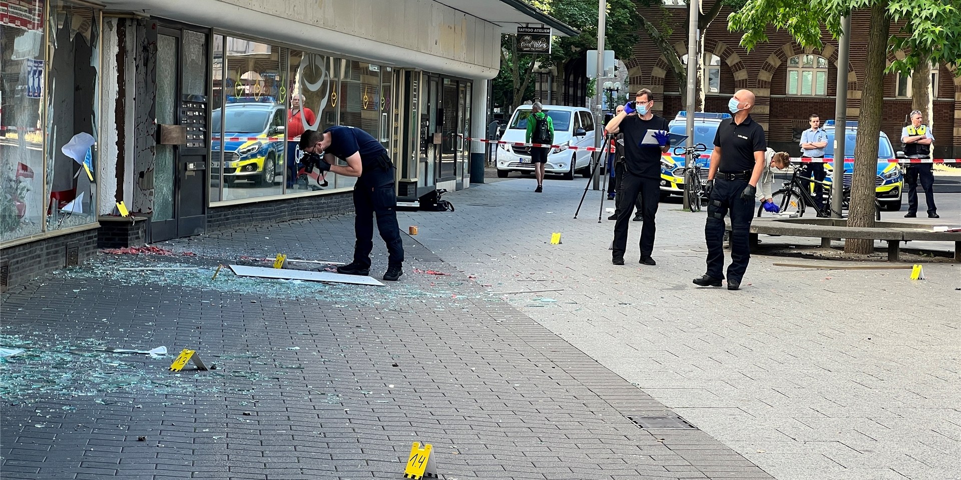 In Oberhausen ist ein Büro durch eine Explosion beschädigt worden. Beamten der KTU untersuchen den Tatort.