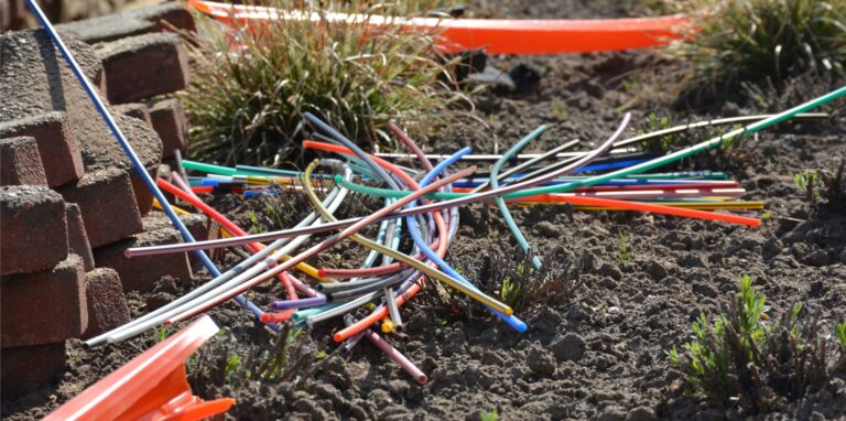 Bunte Glasfaserkabel liegen auf dem Boden.