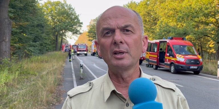 Christoph Beemelmans auf der B 224 vor vielen Feuerwehrfahrzeugen