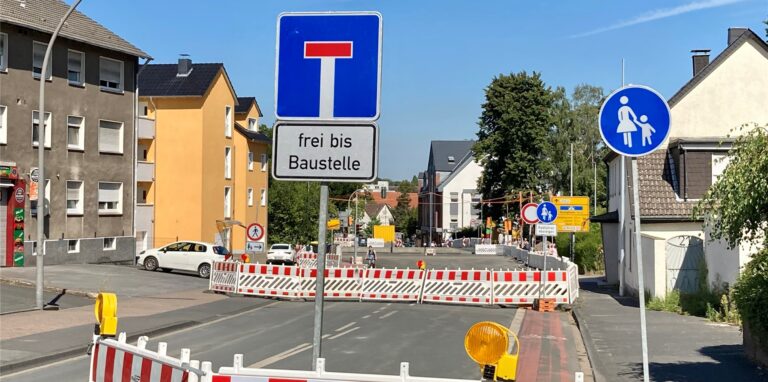 Die abgesperrte Baustelle Lehmstraße/Berliner Straße.