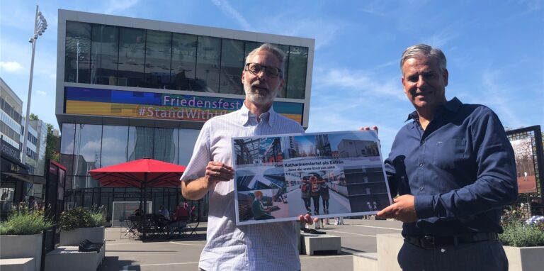 Tilmann Insinger (l.) vom Amt für Stadterneuerung und der Chef des Fußballmuseums, Manuel Neukirchner, haben Ideen für das Katharinenviertel entwickelt. Das Viertel gegenüber vom Hauptbahnhof soll einen möglichst guten ersten Eindruck von Dortmund bieten.