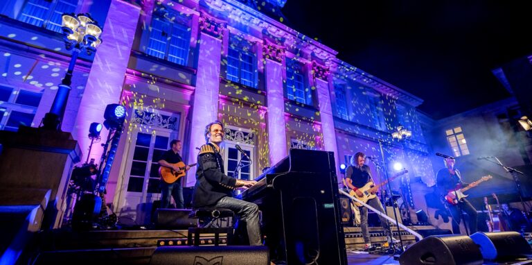 Licht-Effekte und Live-Musik vor märchenhafter Schloss-Kulisse: Bastian Korn und seine Band lassen die Musik der Beatles lebendig werden. Schirmherr ist erneut Graf Carlo von Westerholt.