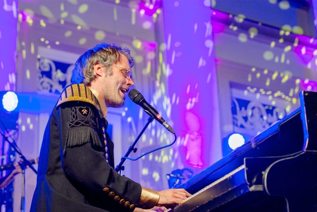 Bastian Korn und seine Band bringen die legendären Hits, aber auch weniger bekannte Juwelen der Beatles auf die Bühne. Bastian Korn und seine Band bringen die legendären Hits, aber auch weniger bekannte Juwelen der Beatles auf die Bühne.