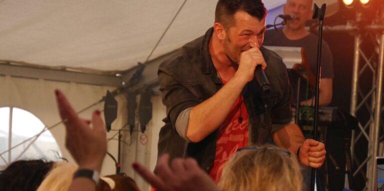 Hat viele Fans in Herten: Achim Petry sorgt als Top-Act beim Westerholter Sommerfest für Stimmung.