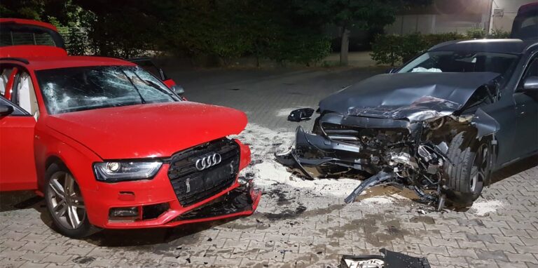 Zwei beschädigte Autos stehen nach erfolgtem Zugriff der Polizei auf der Straße.