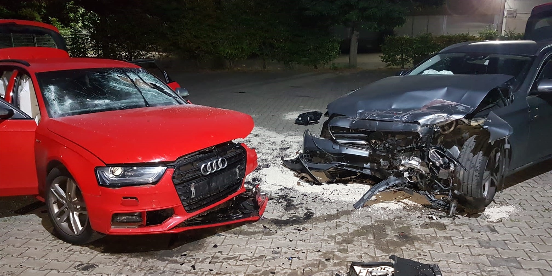Zwei beschädigte Autos stehen nach erfolgtem Zugriff der Polizei auf der Straße.