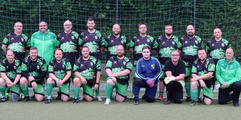 Die Heavy Kickers um Gründer Mike Kraus (unten rechts) treten am 27. August beim „Heavy Cup“ gegen sieben weitere Teams aus ganz Deutschland an.