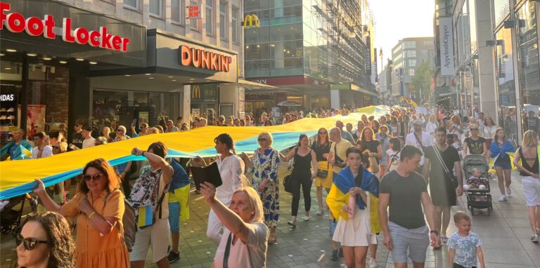 Hunderte Teilnehmer demonstrieren für Frieden in der Ukraine in der Dortmunder Innenstadt.