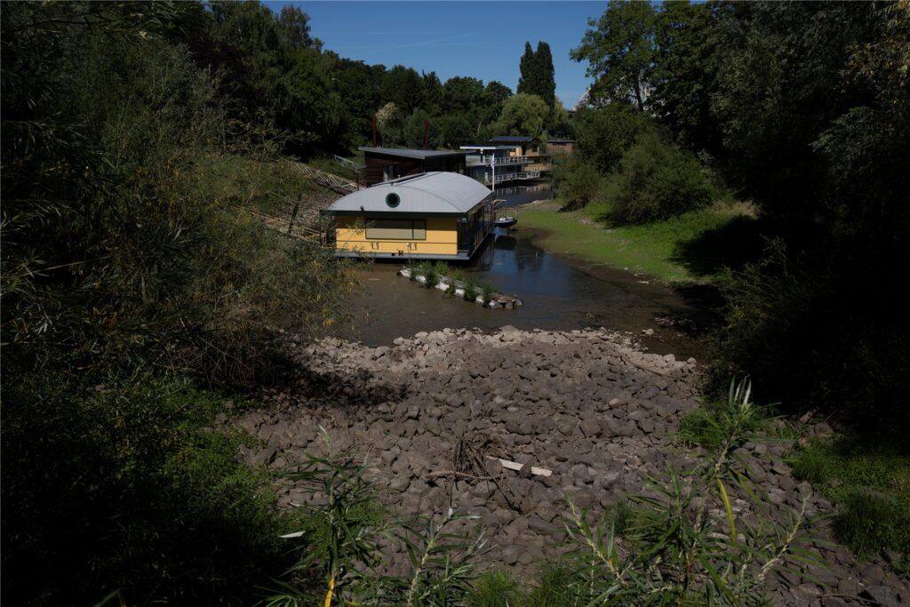 Hausboote liegen in einem fast ausgetrocknetem Flussbett eines Seitenkanals der Waal.