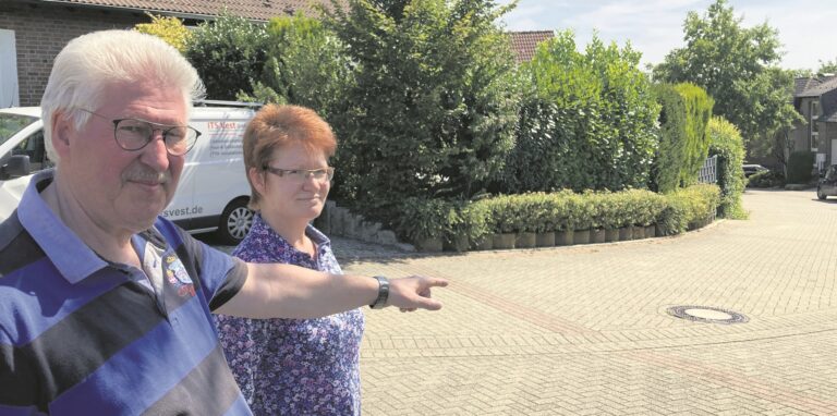 Ferdi und Mechthild Hoffmann stehen am Wendekreis der Nesselrodestraße auf dem Paschenberg-Südhang. Schon fünfmal mussten sie mit ansehen, wie Tausende Liter Wasser ungenutzt die Straße runter im Gulli versickert sind.