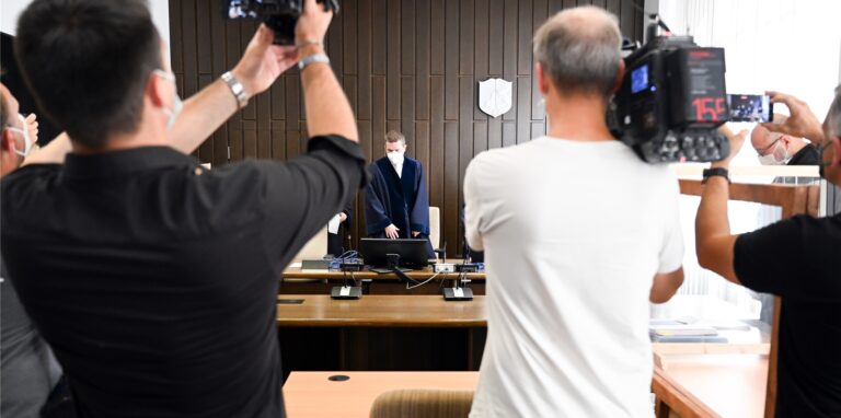 Medienvertreter machen Aufnahmen im Prozesssaal des Verwaltungsgerichts.