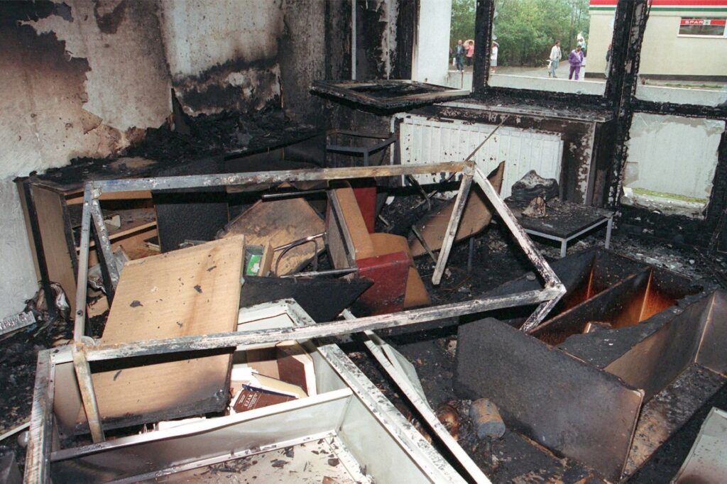 Die ausgebrannten Räume des Asylbewerberheimes in Rostock-Lichtenhagen, aufgenommen am 25. August 1992 nach der dritten Nacht der schweren Ausschreitungen Rechtsradikaler. Die ausgebrannten Räume des Asylbewerberheimes in Rostock-Lichtenhagen, aufgenommen am 25. August 1992 nach der dritten Nacht der schweren Ausschreitungen Rechtsradikaler.