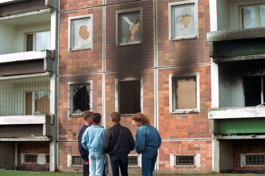 Blick auf das von über 100 Vietnamesen bewohnte Haus neben dem Asylbewerberheim am 25. August 1992, das am Vortag von ausländerfeindlichen Randalierern in Brand gesetzt wurde. Blick auf das von über 100 Vietnamesen bewohnte Haus neben dem Asylbewerberheim am 25. August 1992, das am Vortag von ausländerfeindlichen Randalierern in Brand gesetzt wurde.
