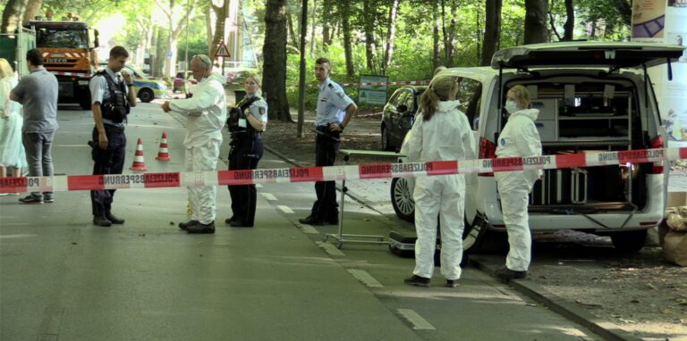 Die Polizei ist mit der Spurensicherung vor Ort in Oberhausen.