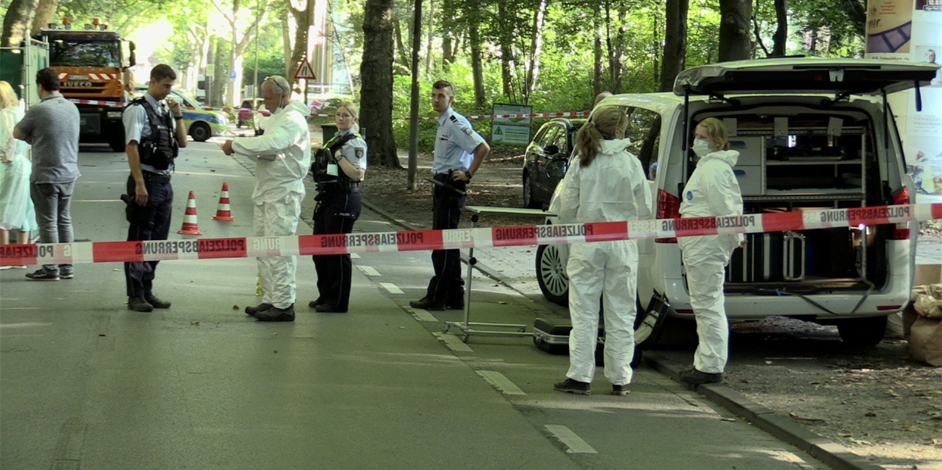 Die Polizei ist mit der Spurensicherung vor Ort in Oberhausen.