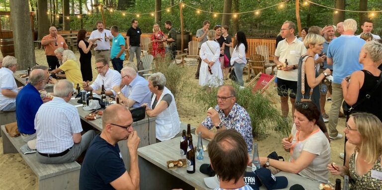 Die Mitglieder der Initiative „Haltern am See tut gut“ haben sich im Biergarten von Toddy Geldmann getroffen.