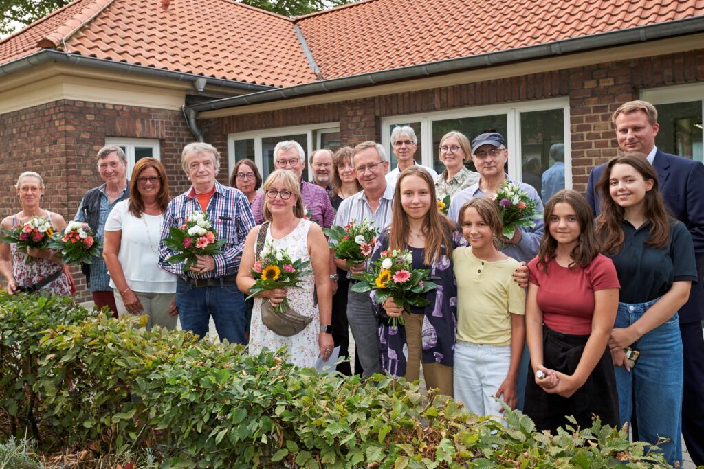 Nach dem Motto des Vorgartenwettbewerbs „Mach was draussen“ fand die Preisverleihung vor den Torhäusern der ehemaligen Zeche Westerholt statt. Nach dem Motto des Vorgartenwettbewerbs „Mach was draussen“ fand die Preisverleihung vor den Torhäusern der ehemaligen Zeche Westerholt statt.