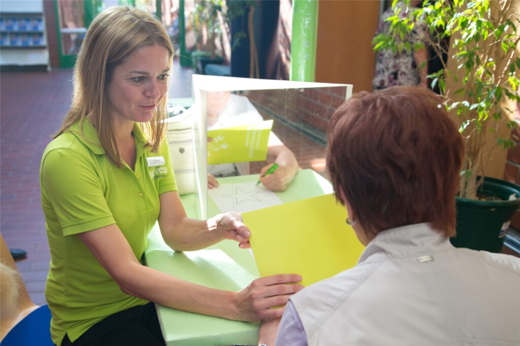Eine ältere Dame macht bei einer Aktion der Messe Gesund und munter in Recklinghausen mit. Eine ältere Dame macht bei einer Aktion der Messe Gesund und munter in Recklinghausen mit.