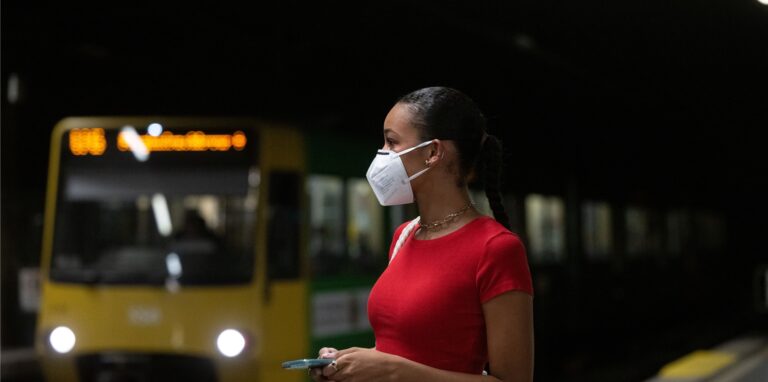 Eine Frau trägt in einer Stadtbahnhaltestelle in der Innenstadt eine FFP2-Maske.
