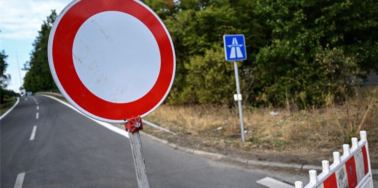 Ein Straßenschild an einer Landstraße.