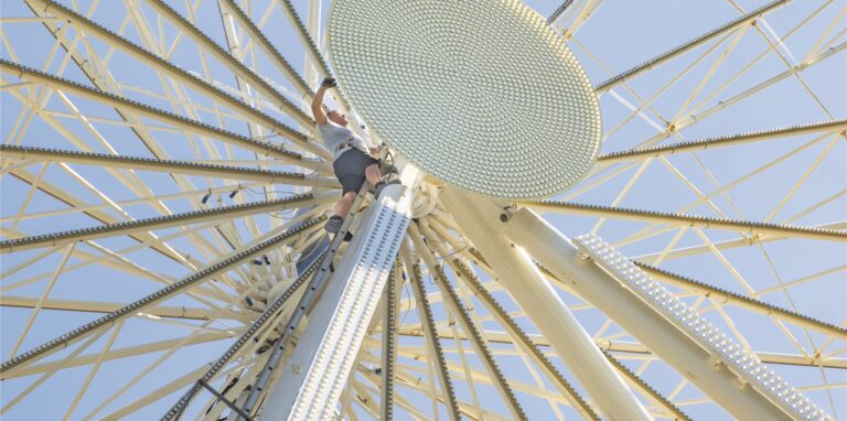 Ein Mann arbeitet am Riesenrad.