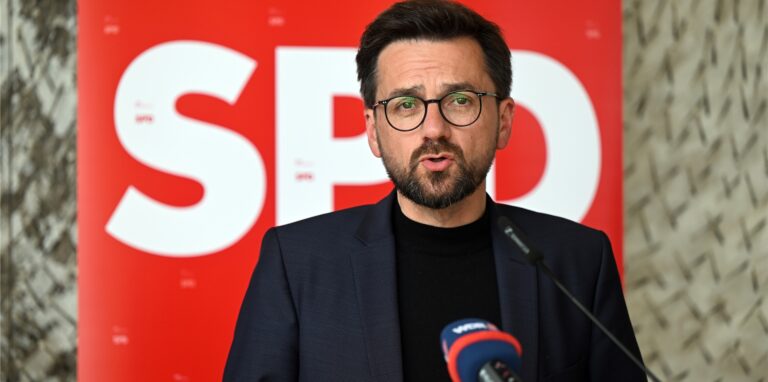 Thomas Kutschaty, Vorsitzender der nordrhein-westfälischen SPD-Landtagsfraktion, gibt ein Statement im Landtag ab.