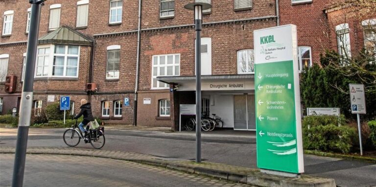 Der Eingang zur Zentralen Notaufnahme im Gladbecker St.-Barbara-Hospital für Patienten führt über den Eingang der chirurgischen Ambulanz.
