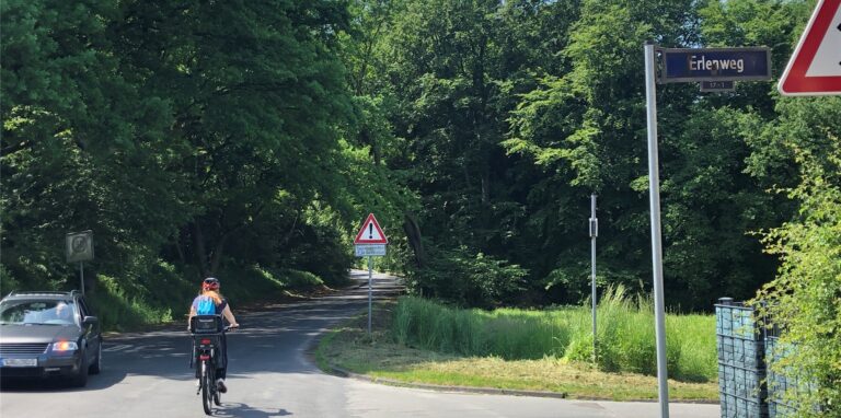 Eine Radfahrerin ist auf diesem Foto auf dem Hellweg in Höhe der Einmündung Erlenweg unterwegs. Auf dem Erlenweg ereignete sich am Donnerstag, 25. August, ein Unfall.