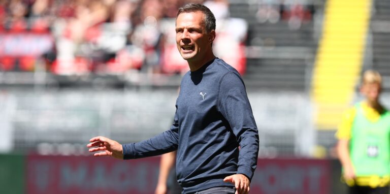 Christian Preußer gibt Anweisungen am Spielfeldrand.