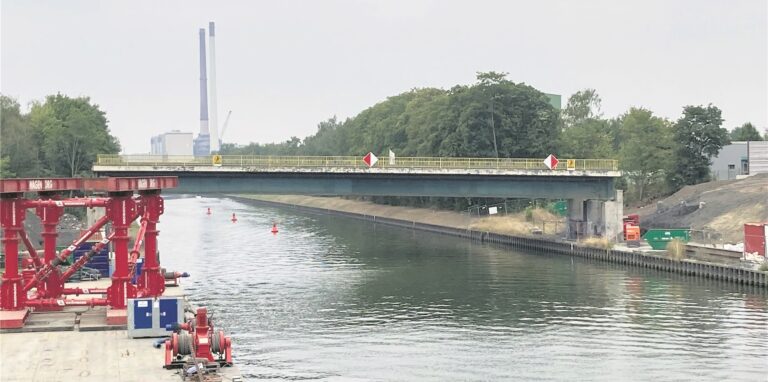 Die alte Löringhofbrücke über den Dortmund-Ems-Kanal wartet auf die Demontage.