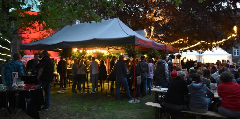Weinstände beim Weinfest auf Schloss Bladenhorst