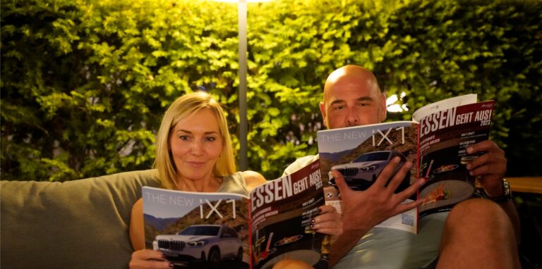 Oliver Sidiropoulos von der Essener D.Bar freut sich mit Ricarda Erl über seinen Text im neuen Genussführer.