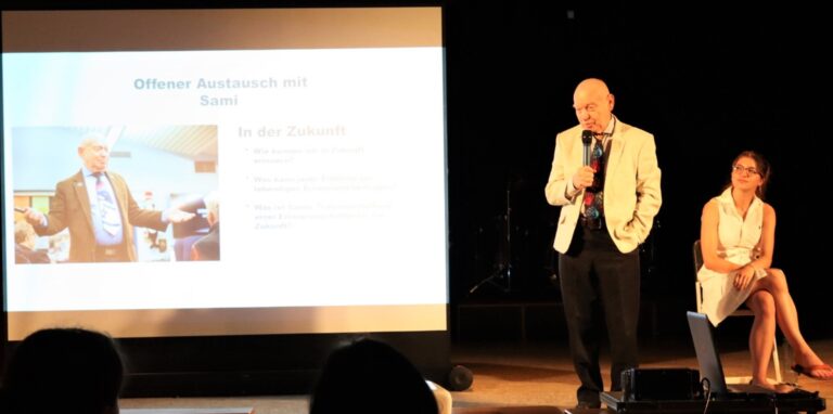 Sami Steigmann möchte, dass die Schüler durch seinen Vortrag aus der Vergangenheit lernen, um Unrecht in Zukunft zu verhindern.
