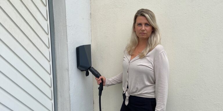 Julia Biermann aus Unna an ihrer Wallbox.