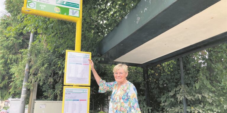 CDU-Ratsfrau Bruni Zeuner-Sieger an einer Bus-Haltestelle.