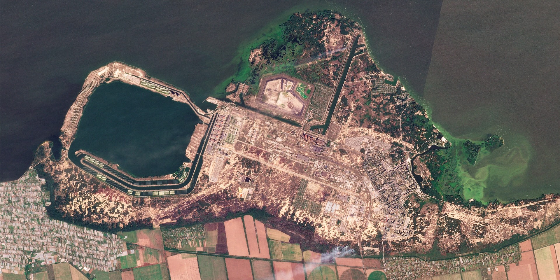Diese Zusammenstellung von Satellitenbildern, die von Planet Labs PBC aufgenommen wurden, zeigt Rauch, der von Bränden im Kernkraftwerk Saporischschja aufsteigt.